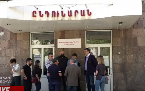 Депутаты от фракции «Армения» навестили доставленного в больницу Армена Чарчяна (видео)